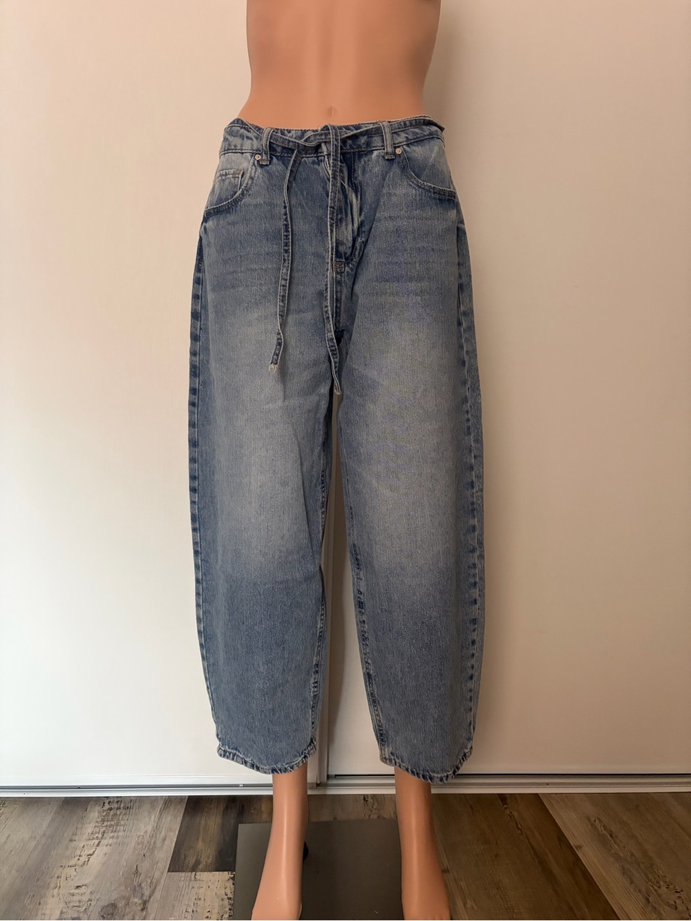 Indigo Rein Women's Boyfriend Jeans in Light Blue Wash, size: w 28, L 27. Size 9
